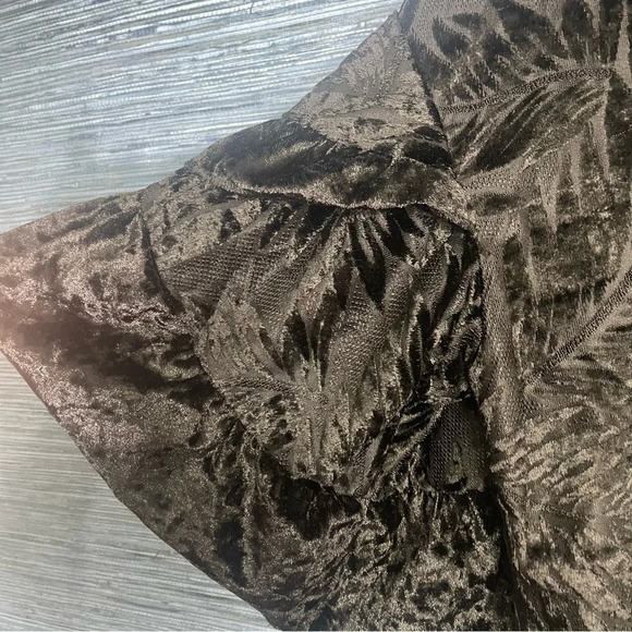 Umgee USA Love me like you do velvet dress- Medium Black NWT - Picture 2 of 7